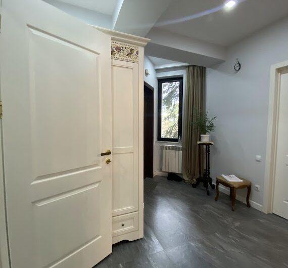 Продажа 4-комнатной квартиры с ремонтом в историческом районе Тбилиси (Вера)