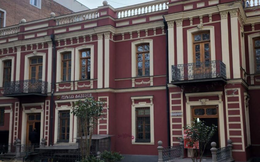 Продажа 3-х комнатной квартиры в красивом историческом особняке конца XIX — начала XX века.