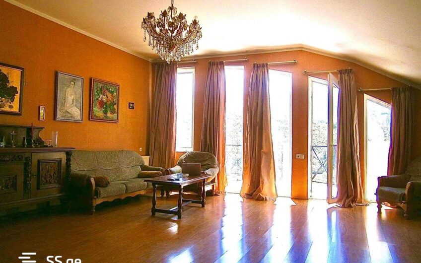 Продажа 5-комнатной квартиры с видом на Центральный парк в Тбилиси